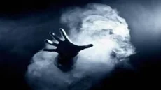 يُعد التواصل مع شيخ روحاني في منوبة الخيار الشرعي الموثوق لأهالي المنطقة الذين يواجهون عكوسات مفاجئة في حياتهم، سواء في الرزق، الدراسة، أو الاستقرار العائلي. نحن نوفر استشارات روحانية تعتمد كلياً على القرآن الكريم والسنة النبوية لإبطال آثار العين، الحسد، والأسحار المرشوشة أو المدفونة، مع ضمان التزام تام بالستر والسرية والمنهج الشرعي البعيد عن الشعوذة. حكايات وتجارب واقعية من قلب منوبة الحكاية الأولى - يروي "خونا فتحي" (صاحب ورشة في منوبة): "عندي ورشة صغيرة في منوبة، والحمد لله شغلي كان ماشي ومستور. وفجأة، بدون أي سابق إنذار، الورشة سارت تمر بفترة ركود غريبة؛ الزبون يجي يلقى المحل مصكر رغم إني نفتح في وقتي، والسلعة سارت تبوظ بين يدي، والأعطال في الماكينات ما توفاش. والأدهى من هذا، صرت نحس بضيق وخنقة في صدري أول ما ندخل للمحل، ونولي نميل للعصبية مع الحرفاء. نصحني صديق لي وقال لي: 'يا فتحي، السالفة فيها عين قوية ولازمك تشوف شيخ روحاني في منوبة ثقة'. بالفعل تواصلت معاه، وقالي المكان فيه سحر تعطيل مرشوش عند العتبة. وبفضل الله، بدينا برنامج رقية للمحل ورش الزوايا بماء مقري عليه، والحمد لله انفك العارض، ورجعت الحركة للورشة، والرزق رجع يتدفق زي زمان والراحة النفسية رجعت لي." الحكاية الثانية - تحكي "الأخت راضية" (ربة بيت من منوبة): "منذ سنوات ونحن نعاني في بيتنا من مشاكل لا تنتهي؛ خصامات بيني وبين زوجي على أتفه الأسباب، وأولادي صاروا يمرضوا واحد وراء الثاني بدون أي سبب طبيعي يذكره الأطباء، والبيت صار كأنه سجن، ما نطيقوش نقعدوا فيه. قعدت نسأل ونلوج حتى دلوني على رقم شيخ روحاني في منوبة معروف بأمانته وصدقه في الرقية. تواصلت معاه، وشرح لي أن بيتنا فيه طاقة حسد وعين قوية جداً من ناس تدخل بيتنا. أعطاني برنامج تحصين يومي للبيت، وماء مقري عليه للرش، ومداومة على أذكار خاصة. والله يا خوي، بعد أسبوعين من الالتزام، البيت صار كله سكينة وهدوء، وأولادي استقرت صحتهم، والخصامات اللي كانت يومية انتهت تماماً بفضل الله ثم بفضل هذا العلاج الشرعي."